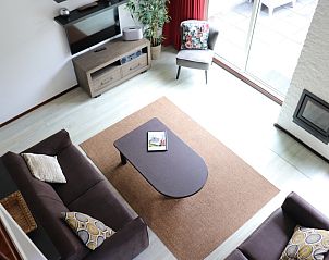 Overzicht van de woonkamer in Vakantiehuis Gortersmient 216, De Dennen, Texel met modern interieur.