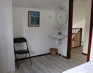 Slaapkamerdetail in Vakantiehuis Gortersmient 216, De Dennen, Texel met wastafel en moderne inrichting.