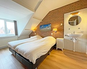 Stylish bathroom in Apartment Bos en Duin 34, De Dennen, Texel with modern amenities.