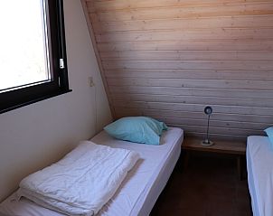Cozy bedroom with single beds in Holiday home Gortersmient 324, De Dennen, Texel, ideal for children.