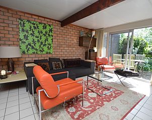 Helles Wohnzimmer mit Blick auf den Garten im Bungalow Verste Coogh 70, De Dennen, Texel.