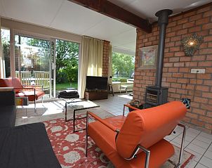 Gerumiges Wohnzimmer mit viel Tageslicht im Bungalow Verste Coogh 70, De Dennen, Texel.