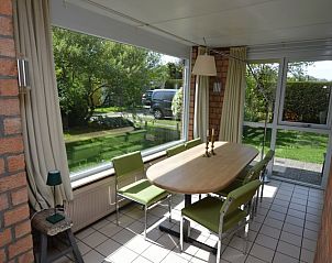 Essecke mit Blick auf den Garten im Bungalow Verste Coogh 70, De Dennen, Texel, Watteninseln.