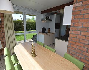 Offene Kche neben dem Essbereich im Bungalow Verste Coogh 70, De Dennen, Texel.