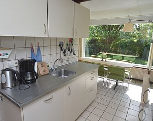 Praktische Kche mit Blick auf das Esszimmer im Bungalow Verste Coogh 70, De Dennen, Texel.