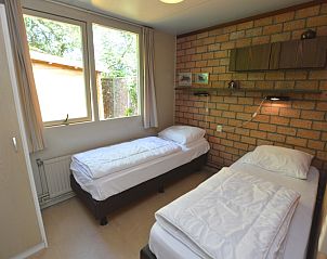 Schlafzimmer mit zwei Betten im Bungalow Verste Coogh 70, Ferienhaus in De Dennen, Texel.