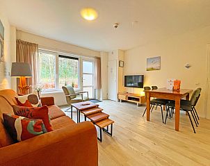 Modern kitchen in Apartment Bos en Duin 08, De Dennen, Texel, with dining area and comfortable amenities.