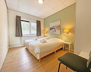 Second bedroom in Apartment Bos en Duin 08, De Dennen, Texel, with comfortable beds and fresh furnishings.