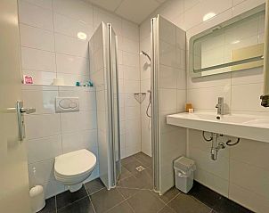 Fresh bathroom in Apartment Bos en Duin 04, De Dennen, Texel with shower cabin and modern sink.