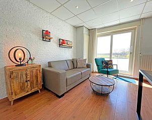 Helles Wohnzimmer des Appartements Bos en Duin 18 in De Dennen, Texel, mit modernen Mbeln und herrlicher Aussicht.