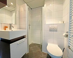 Stilvolles Badezimmer im Apartment Bos en Duin 18, De Dennen, Texel mit moderner Dusche und Waschbecken.
