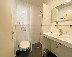 Stylish bathroom in Apartment Bos en Duin 06, De Dennen, Texel with sleek finishes and modern facilities.