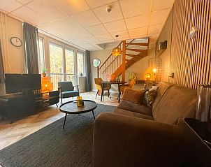 Gerumiges Wohnzimmer im Appartement Bos en Duin 24, Texel mit Blick auf die Natur von De Dennen, ideal zum Entspannen.