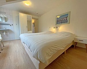 Gemtliches Schlafzimmer im Appartement Bos en Duin 24, De Dennen, Texel mit Doppelbett und frischem Mobiliar.