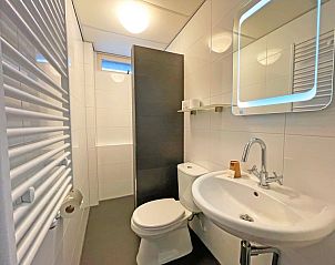 Stilvolles Badezimmer im Appartement Bos en Duin 24, Texel, mit modernen Annehmlichkeiten und frischem Look.