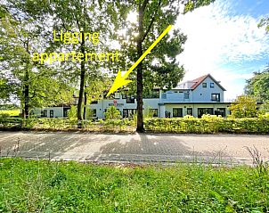 Auenansicht der Wohnung Bos en Duin 24, De Dennen, Texel mit grner Umgebung und ruhiger Lage auf den Watteninseln.
