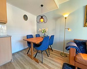 Modern kitchen in Apartment Bos en Duin 27, De Dennen, Texel equipped with all conveniences for a relaxing stay.