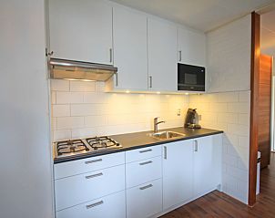 Modern kitchen in Apartment Bos en Duin 33, De Dennen, Texel with all the necessary equipment for a comfortable stay.