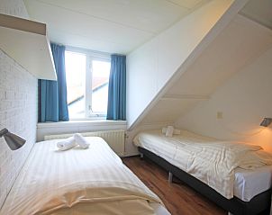 Second bedroom in Apartment Bos en Duin 33, De Dennen, Texel with cozy decor and lots of natural light.