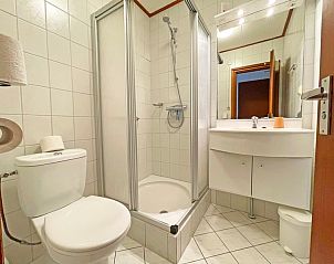 Modern bathroom in Apartment Bos en Duin 33, De Dennen, Texel with shower and all conveniences for a refreshing stay.