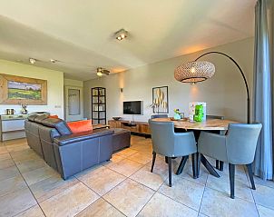 Gezellige woonkamer in Appartement Bos en Duin 37, De Dennen, Texel met moderne inrichting en comfortabele zithoek.