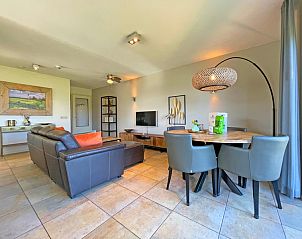 Ruime eetkamer in Appartement Bos en Duin 37, De Dennen, Texel met stijlvol design en veel natuurlijk licht.