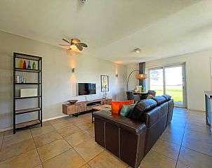 Open keuken in Appartement Bos en Duin 37, De Dennen, Texel met moderne apparatuur en uitzicht op de natuur.