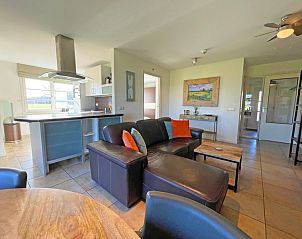 Sfeervolle eethoek in Appartement Bos en Duin 37, De Dennen, Texel met uitzicht op het groene landschap.