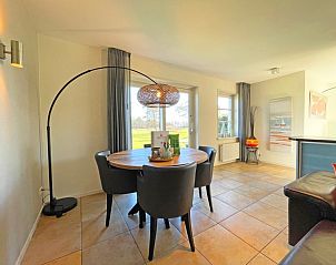 Moderne keuken in Appartement Bos en Duin 37, De Dennen, Texel met strakke lijnen en veel werkruimte.