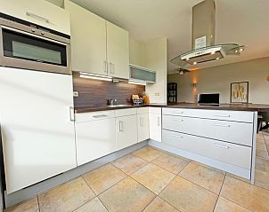 Luxe slaapkamer in Appartement Bos en Duin 37, De Dennen, Texel met comfortabele bedden en rustige ambiance.