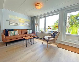 Stilvolle Einrichtung des Appartements Bos en Duin 20, Texel, mit modernen Mbeln und Blick auf die Natur.