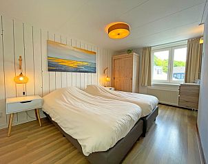 Schlafzimmer im Appartement Bos en Duin 20, De Dennen, Texel mit Doppelbetten und ruhiger Einrichtung.