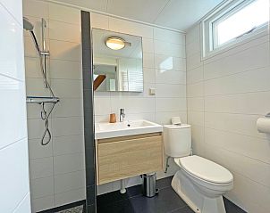 Frisches Badezimmer im Appartement Bos en Duin 20, De Dennen, Texel, ausgestattet mit modernen Einrichtungen und einer Dusche.