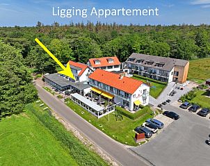 Luftaufnahme des Appartements Bos en Duin 20, De Dennen, Texel, inmitten der grnen Natur auf den Watteninseln.