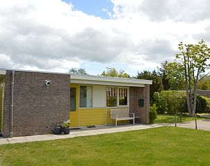 Charmant vakantiehuis Bungalow Verste Coogh 62 in De Dennen, Texel met vooraanzicht.
