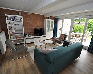 Gezellige woonkamer van Bungalow Verste Coogh 62 in De Dennen, Texel met comfortabele zithoek.