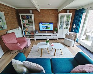 Stijlvolle woonkamer in Bungalow Verste Coogh 62, De Dennen, Texel met moderne inrichting.