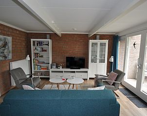 Ruime leefruimte in Bungalow Verste Coogh 62, De Dennen, Texel met toegang tot terras.