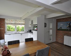 Moderne keuken in Bungalow Verste Coogh 62, De Dennen, Texel met eethoek en veel licht.