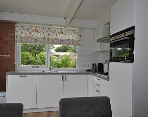 Volledig uitgeruste keuken in Bungalow Verste Coogh 62, De Dennen, Texel met uitzicht op tuin.