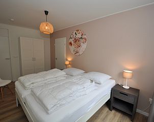 Comfortabele slaapkamer in Bungalow Verste Coogh 62, De Dennen, Texel met tweepersoonsbed.