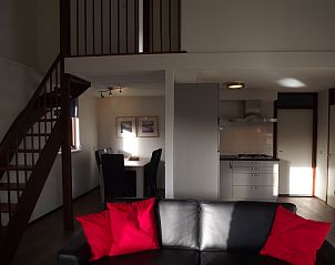 Gemtliche Essecke im Ferienhaus Gortersmient 210, De Dennen, Texel mit Treppe zum Obergeschoss.