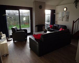 Gemtliches Wohnzimmer im Ferienhaus Gortersmient 210, De Dennen, Texel mit Blick auf den Garten.