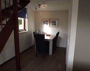 Essecke mit Holztisch im Ferienhaus Gortersmient 210, De Dennen, Texel, ideal fr Familienabende.