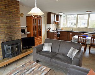 Vakantiehuis de Parel 160 in De Dennen, Texel, beschikt over een sfeervolle keuken en eetruimte met uitzicht op de groene omgeving.