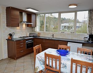 Ruime keuken van Vakantiehuis de Parel 160 op Texel, volledig uitgerust met moderne apparatuur en een uitnodigende eethoek.