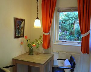 Cozy dining room in Dune Rabbit vacation home, De Dennen, Texel, with atmospheric decoration.