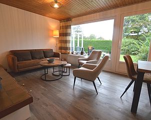 Gemtliches Wohnzimmer im Holiday home de Parel 234, De Dennen, Texel mit Blick auf den Garten.
