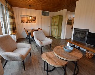 Essecke im Ferienhaus de Parel 234, De Dennen, Texel mit stimmungsvoller Einrichtung.