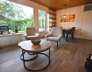 Helles Wohnzimmer im Ferienhaus de Parel 234, Texel mit Blick in die Natur.